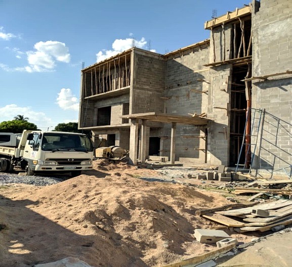 Edifício Multifuncional de Três Pisos